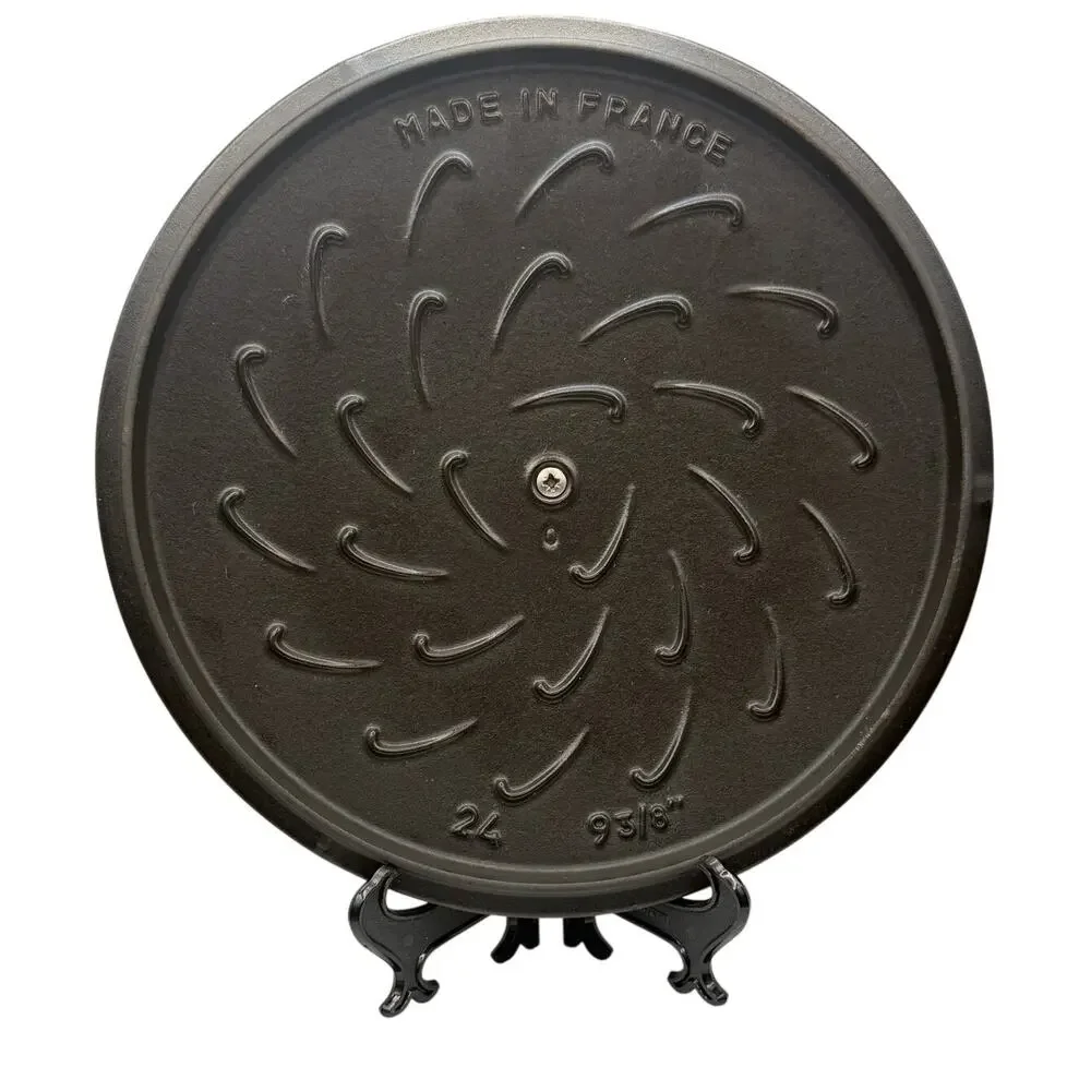 Staub vintage round